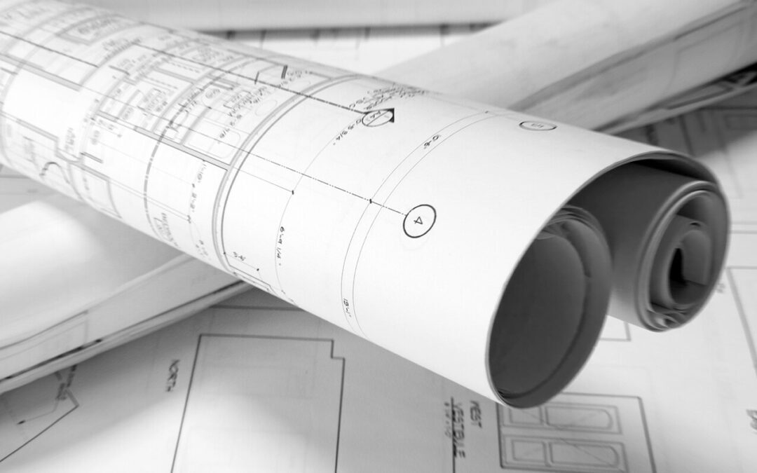 Aufgerollte Architektenpläne auf einem Zeichentisch — Grundrisse und Schnitte in Schwarzweiß.